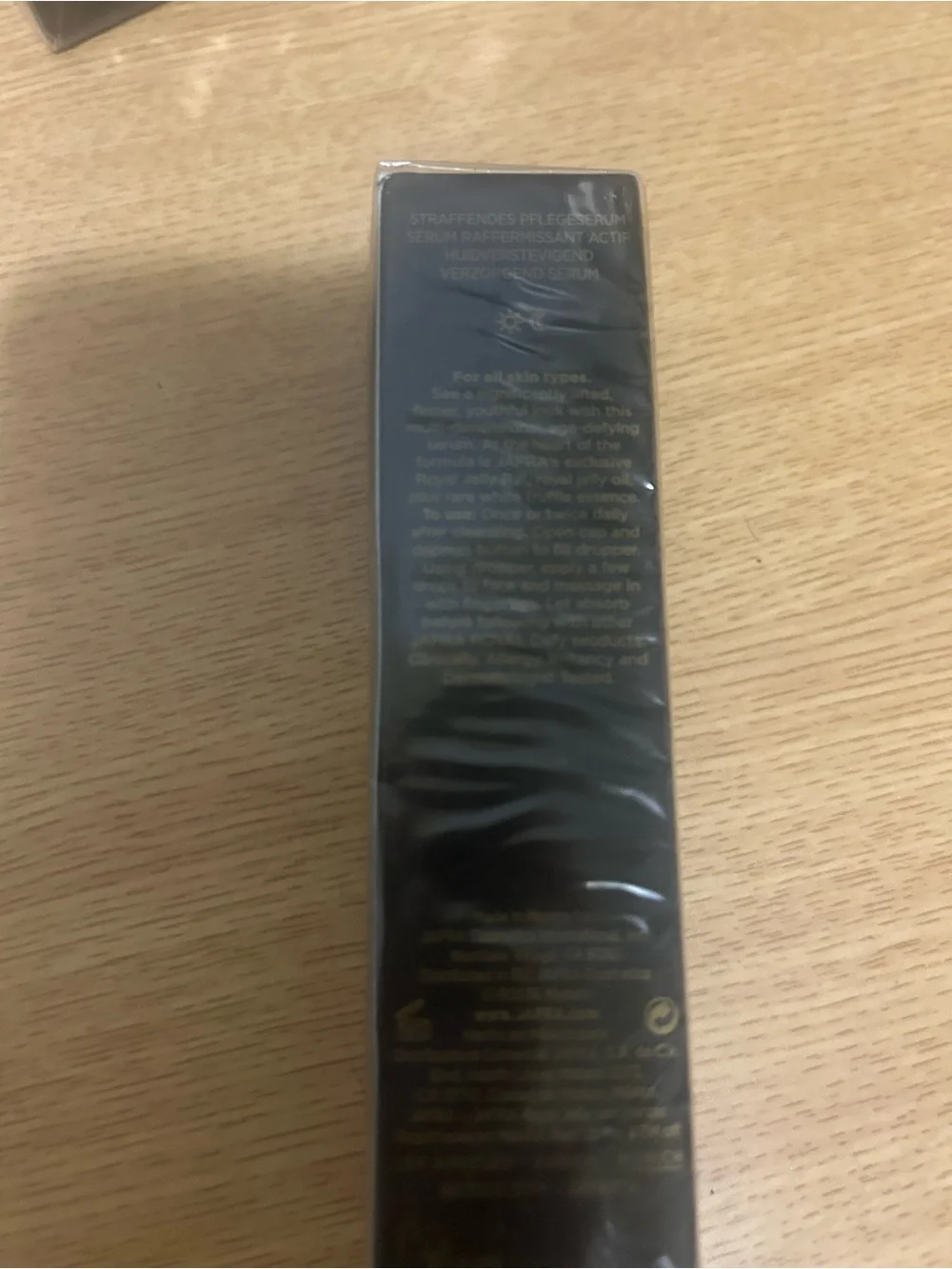 JAFRA ROYAL Defy Active Firming Serum - Black & Gold